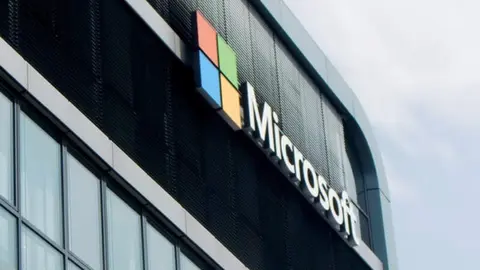 Microsoft alcanz&oacute; unos ingresos acumulados de 241.832 millones de d&oacute;lares en tres trimestres, un 18% m&aacute;s interanual. (pxhere.com)