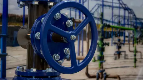 Detalle de una plataforma de producci&oacute;n energ&eacute;tica. (pxhere.com)