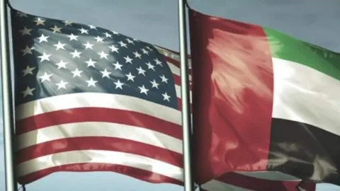 Banderas de Emiratos y EEUU. (X)