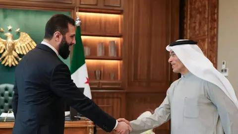 El presidente sirio saluda al fundador de Emaar. (X)