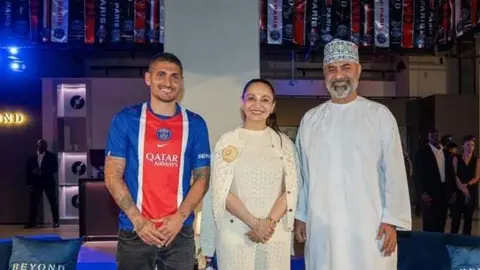 Marco Verratti a la izquierda viste la nueva equipaci&oacute;n del Paris St Germain. (WAM)