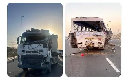 Estado del cami&oacute;n y el autob&uacute;s tras el accidente en Dub&aacute;i. (X)