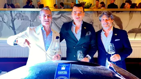 Jaime Casta&ntilde;eda, CEO de Ninety Nine SB Investment LLC, junto a los hermanos Fernando y Pedro de Le&oacute;n, fundadores de los restaurantes 99 Sushi Bar en Espa&ntilde;a, en la inauguraci&oacute;n del nuevo restaurante de la exitosa marca de cocina japonesa contempor&aacute;nea en Buedapest. (Cedida)