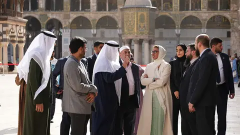 En el centro de la imagen la ministra de Estado emirat&iacute; durante la visita a la mezquita siria. (WAM)