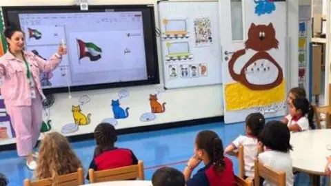 Alumons del colegio espa&ntilde;ol de Abu Dhabi durante una clase. (Instagram)