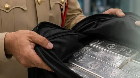 Un momento de la devoluci&oacute;n de los lingotes de plata. (Dubai Police)