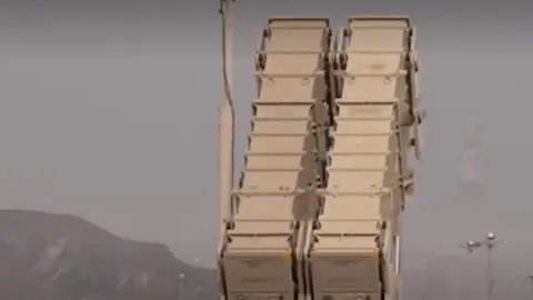 Captura de pantalla del v&iacute;deo difundido sobre la defensa a&eacute;rea saud&iacute;. (Instagram)