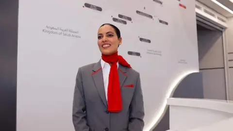 Una azafata de Etihad Rail con su uniforme. (Etihad Rail)