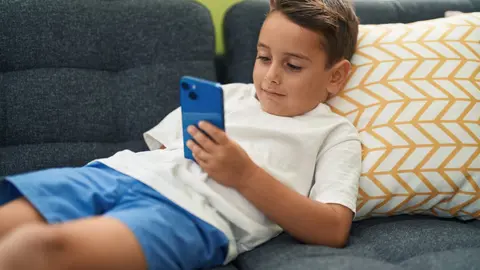 Ni&ntilde;o con un m&oacute;vil. (Freepik)
