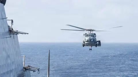 Un helic&oacute;ptero MH-60R Sea Hawk de EEUU en el Mar Ar&aacute;bigo. (Centcom)