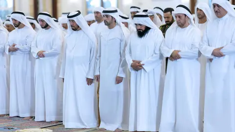 El jeque Hamdan durante el rezo. (WAM)
