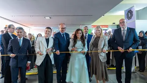 En el centro de la imagen, la jequesa Bodour bint Sultan Al Qasimi. (WAM)