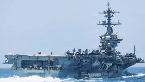El portaaviones USS Abraham Lincoln transita por el Mar Ar&aacute;bigo. (Centcom)