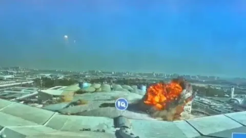 Captura de pantalla del v&iacute;deo del dron irani en el aeropuerto de Kuwait. (X)
