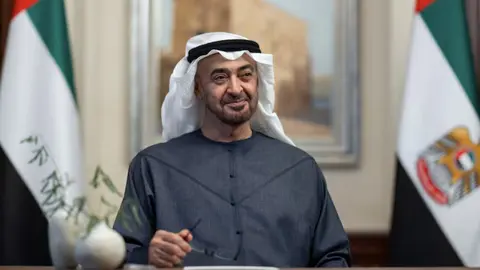 El presidente de Emiratos. (Tribunal presidencial)