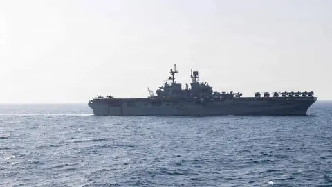 El USS Tripoli navega por el Mar Ar&aacute;bigo. (Centcom)