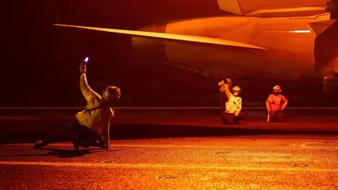 Militares a bordo del portaaviones USS George H.W. Bush realizan operaciones de vuelo nocturnas. (Centcom)