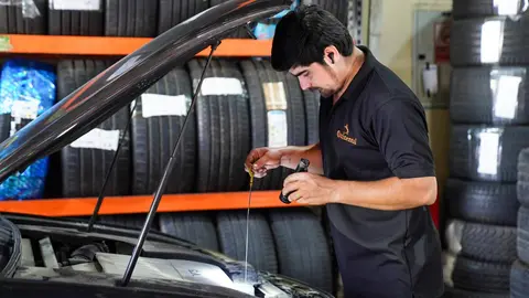 Un mec&aacute;nico arregla problema en un coche. (RTA)