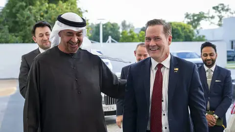 Mohamed bin Zayed y Mike Waltz en Abu Dabi. (WAM)