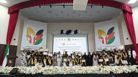 Profesores y alumnos tras la entrega de los diplomas de graduaci&oacute;n. (EL CORREO)