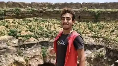 El Hombre Ara&ntilde;a de Yemen antes de su acrobacia mortal. (X)