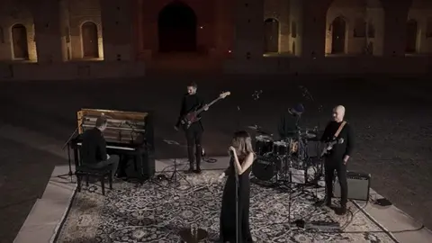 Captura de pantalla del concierto de la cantante iran&iacute;. (Youtube)