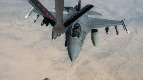 Aviones de combate F-16 sobrevuelan el Medio Oriente durante una patrulla. (Centcom)