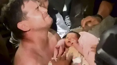 MIlagroso rescate de un beb&eacute; en Venezuela tras los terremotos. (X)