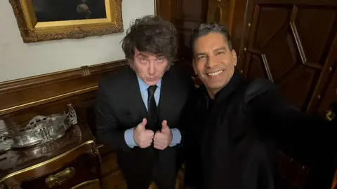 El presidente argentino junto al periodista cubano Ismael Cala. (Cedida)