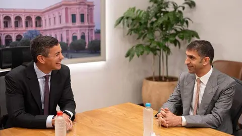 Un momento del encuentro entre el presidente de Paraguay y el ministro de Comercio de EAU. (WAM)