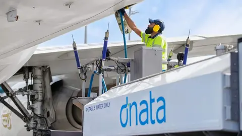 Un t&eacute;cnico de dnata. (WAM)