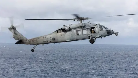 Un helic&oacute;ptero modelo MH-60S Seahawk. (X)