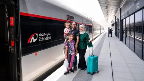 Una familia antes de subir al tren en la estaci&oacute;n de Al Faya. (Etihad Rail)