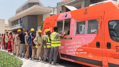 Los trabajadores reciben un refresco durante la jornada laboral. (WAM)