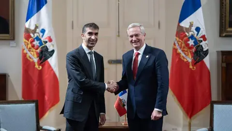 El ministro de EAU saluda al presidente de Chile. (WAM)