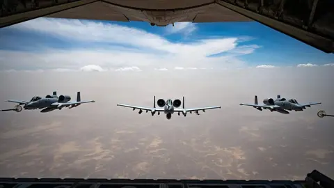 Fuerza A&eacute;rea de EEUU proporciona combustible a varias aeronaves de ataque A-10C. (Centcom)