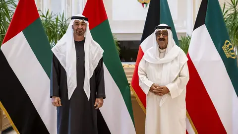 El presidente de EAU junto al emir de Kuwait. (WAM)