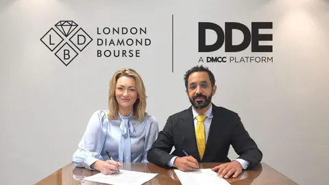 Un momento de la firma del Memorando de Entendimiento entre las bolsas de diamantes de Londres y Dub&aacute;i. (WAM)