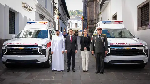 Representantes de Emiratos y Ecuador posan con las ambulancias. (X)