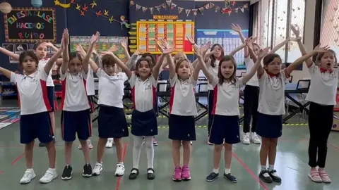 Alumnos de The Spanish School of Abu Dhabi durante la actuaci&oacute;n musical. (Youtube)
