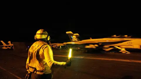 Estados Unidos realiza
operaciones de vuelo nocturnas a bordo del USS George H.W. Bush. (Centcom)