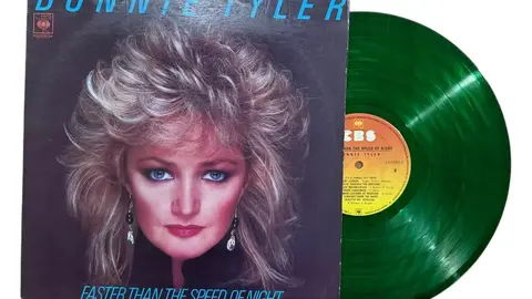 Discos CBS S.A. Colombia lanz&oacute; en 1983 el disco 'Faster Than the Speed of Night' de Bonnie Tyler; era un vinilo de color verde que inclu&iacute;a el famoso tema del 'Eclipse Total del Coraz&oacute;n'.