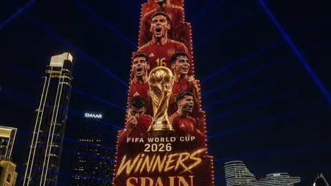 Los campeones espa&ntilde;oles iluminan el Burj Khalifa. (Instagram)