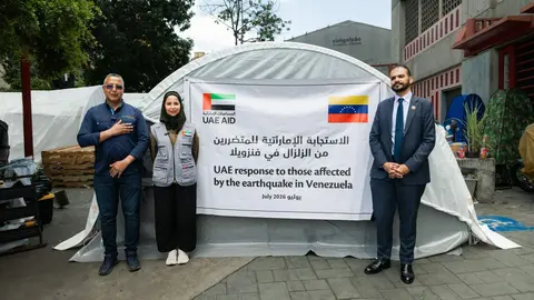 Representantes de EAU y Venezuela con la ayuda entregada. (WAM)