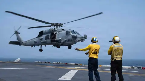 El buque de asalto anfibio USS Boxer apoya operaciones de vuelo d&iacute;a y noche desde el mar Ar&aacute;bigo. (Centcom)