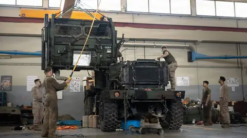 marines de Estados Unidos cambian la transmisi&oacute;n en un veh&iacute;culo del Sistema de Cohetes de Artiller&iacute;a de Alta Movilidad mientras est&aacute;n desplegados en el Medio Oriente. (Centcom)