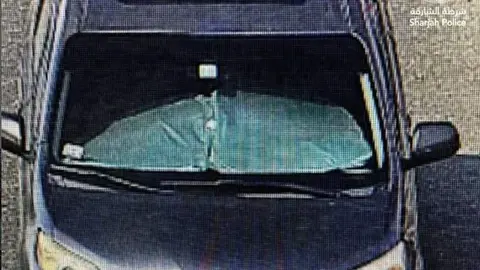 La polic&iacute;a difundi&oacute; esta imagen del coche con el parabrisas cubierto. (Instagram)