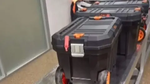 Las maletas con oro no declarado en el aeropuerto Viru Viru. (Unitel)