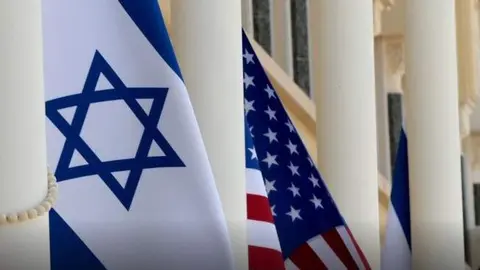 Banderas de Estados Unidos e Israel. (X)