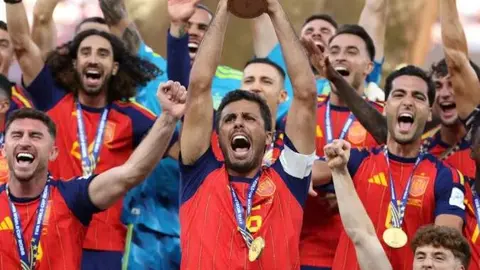 La Selecci&oacute;n de Espa&ntilde;a de f&uacute;tbol. (X)